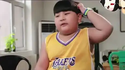 小胖整天吃肉,女生劝多吃点绿色食品,他灵机一动,出招让人崩溃  小胖整天吃肉,女生劝多吃点绿色食品,他灵机一动,出招让人崩溃