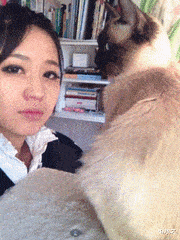  妹子在地铁里化妆,把旁边大哥都吓懵了哪里来的妖孽
