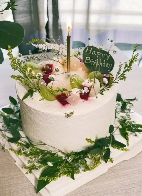  ella晒全家福庆祝41岁生日,被老公儿子左右夹吻,一家三口超幸福