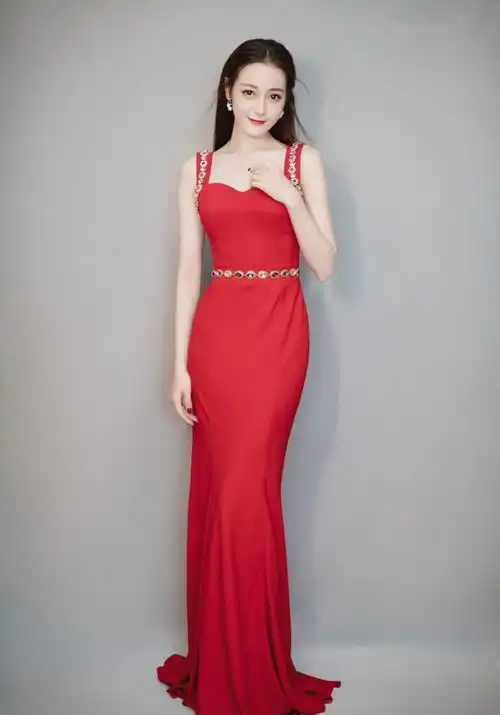  迪丽热巴虽然有一点小胖,但是依然很有身材,尤其是穿上连衣裙后