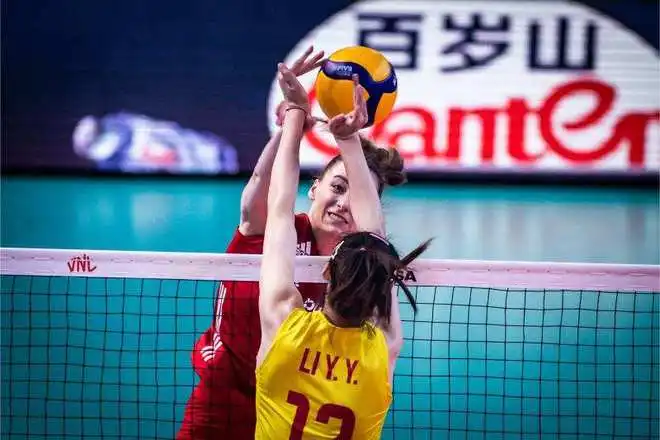  30中国女排赢下关键战预定总决赛门票,球迷敲锣打鼓庆贺