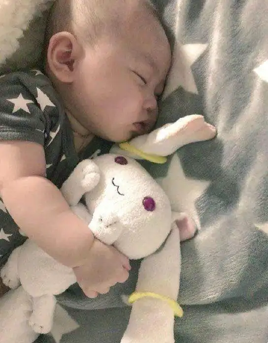  搞笑gif图片笑话段子夜深了,妈妈还在打麻将,爸爸还在上网