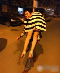 搞笑美女图片带字幽默捡