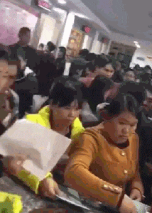 搞笑gif大爷你这表情,小时候肯定特爱哭吧  搞笑gif大爷你这表情,小时候肯定特爱哭吧