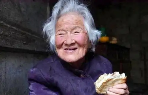 陕西90岁奶奶,生前拒绝上户口,临死前拿出一张照片,揭露身份  陕西90岁奶奶,生前拒绝上户口,临死前拿出一张照片,揭露身份