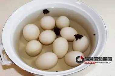  咸蛋超人的秘密用八角和花椒腌制咸蛋