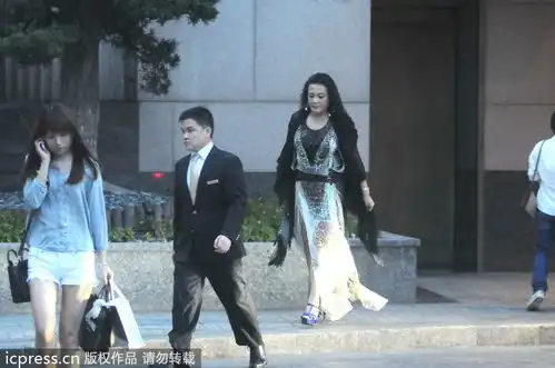 大s婆婆张兰穿高开叉裙外出  大s婆婆张兰穿高开叉裙外出