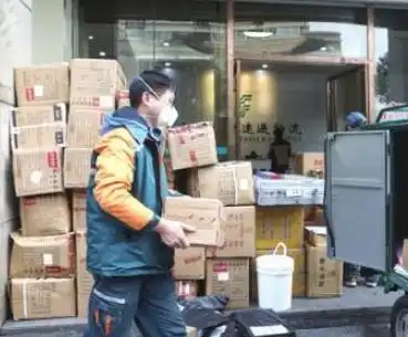  快递复工安全吗85网点防疫严7成快递员口罩难