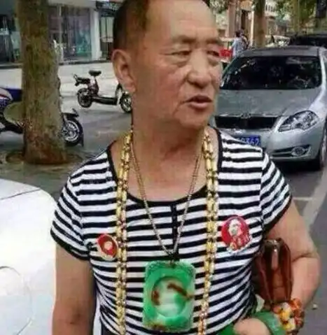 搞笑图片幽默段子笑话大爷你出门可要小心点啊,太招摇了  搞笑图片幽默段子笑话大爷你出门可要小心点啊,太招摇了