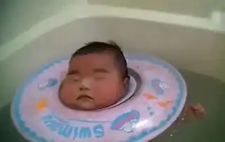  五个月宝宝在水中一动不动,妈妈吓得又戳又捏,宝宝的反应太好笑