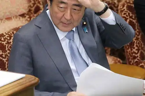  安倍晋三出席会议不顾形象当众提裤子