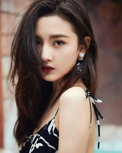  宋祖儿终于不再只穿甜美装了立领酒红外套精干,有点女强人味道
