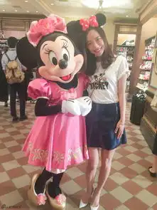  组图王珞丹亮相迪士尼扮米奇与唐老鸭比肌肉