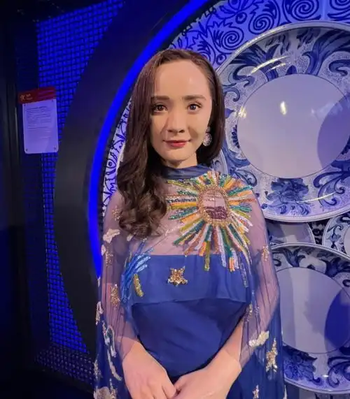  蒋欣出席蜡像揭幕仪式,被丑到无语尬笑,却强调和她一模一样