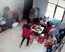  三蹦子,你要卖多少辆才有勇气请这么壮硕的车模呀