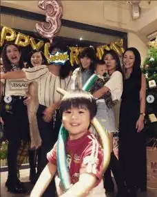  林志颖双胞胎过生日辣妈晒照美腿修长