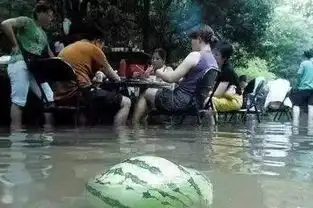  搞笑gif图片少年为了玩手机也是拼了