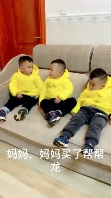  三胞胎兄弟要妈妈买礼物,结果意见不同一言不合就动手,结局太搞笑