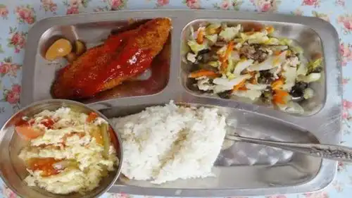 孩子对幼儿园大锅饭情有独钟不怪妈妈厨艺差,是氛围不对