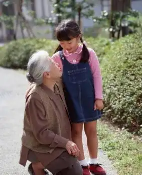 孙女带大了,头发变白了,奶奶感叹小鸟长大就飞走啦  孙女带大了,头发变白了,奶奶感叹小鸟长大就飞走啦