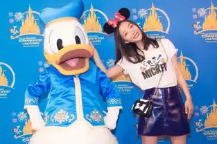  王珞丹米奇装扮变元气少女与唐老鸭比肌肉