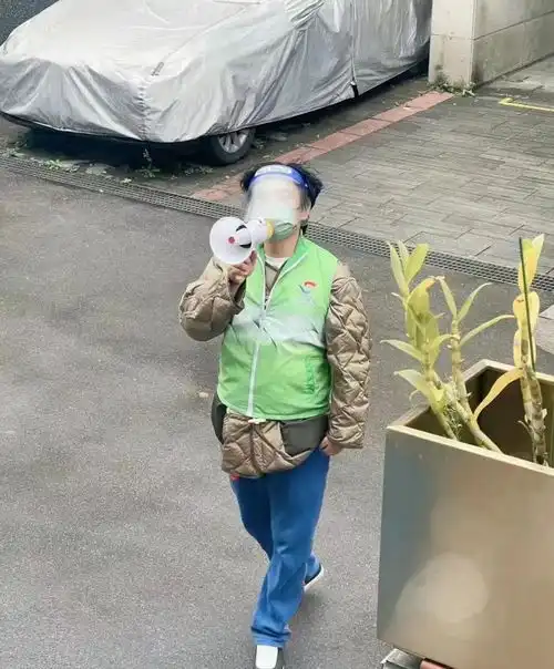  知名男明星在上海当大白,妻子发文称没嫁错人,闪婚闪孕结婚10年无绯闻,这一对太好嗑了