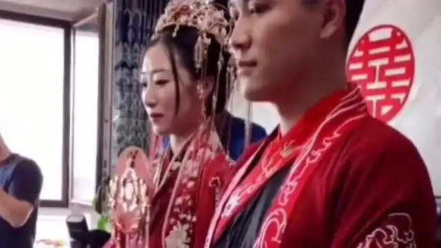  新郎搞笑是认真的,婚礼上差一点跟岳父结拜,把亲朋好友笑得合不拢嘴