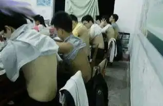  这大热天的都把人热成什么样子啦发完睡觉啦