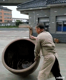  学姐也太大胆了,穿这么薄的裤子,不觉得尴尬吗