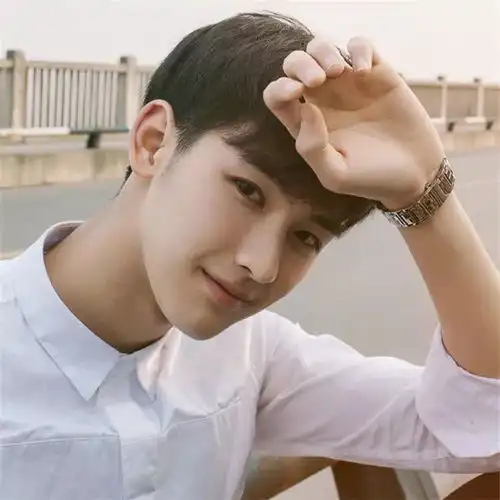 你逆光而来,配得上这世间所有美好  你逆光而来,配得上这世间所有美好