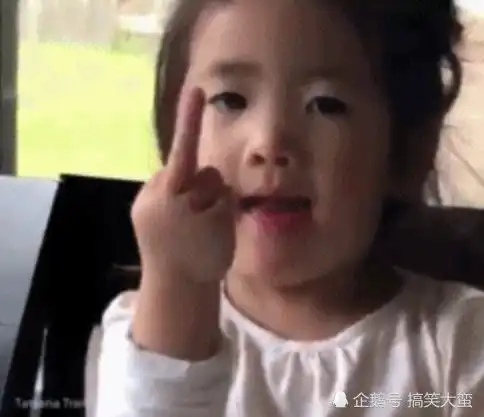  搞笑gif趣图依据小老鼠的舞姿判断,房间内播放的应该是汪峰的歌曲