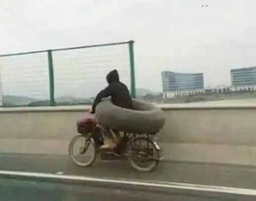  搞笑图片大哥,这是要去海边游泳的节奏呀