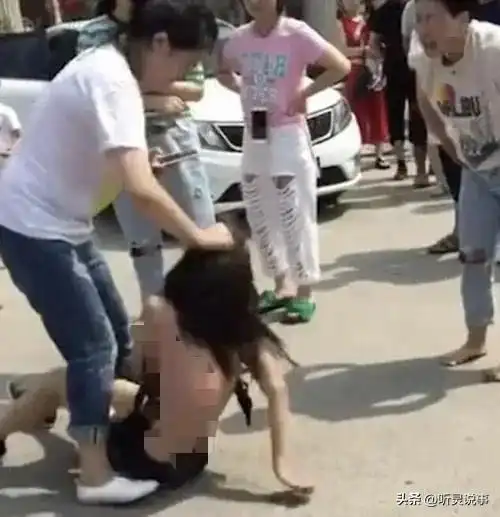 露隐私部位的头像女生