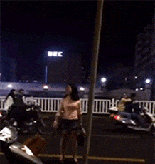  搞笑gif老人好可爱,人老心不老