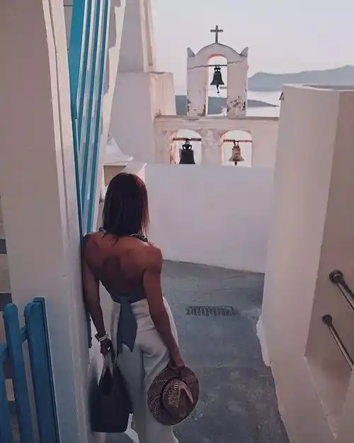 奶奶和孙女的背影灰色