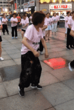  搞笑gif大爷你很会玩哦