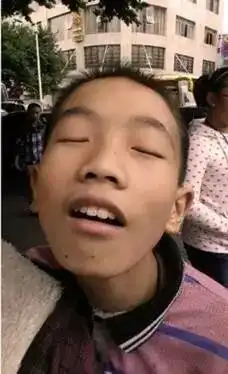  搞笑p图,求大神把后面的吃瓜群众p掉