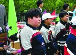  网络小胖微博晒结婚照新娘是其经纪人图