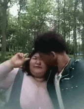  爆笑gif图面对美女,大哥的笑容更迷人了