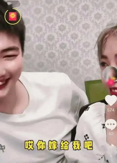 陈亚男发视频双手合十求网友放过,称自己是朱家好儿媳,眼睛耷拉显憔悴  陈亚男发视频双手合十求网友放过,称自己是朱家好儿媳,眼睛耷拉显憔悴