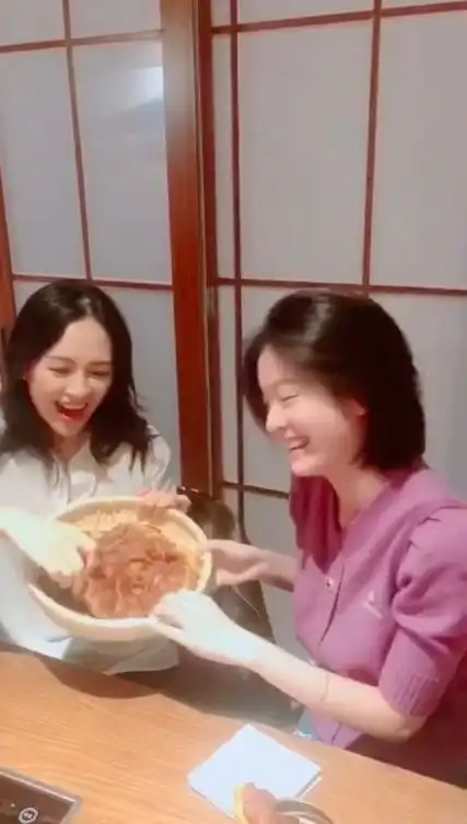  张雪迎晒与章子怡约饭视频两人在线飙戏表情夸张逗趣