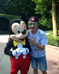  汪涵畅游迪士尼变身米老鼠搞怪田源钱枫开花车