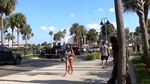  国外恶搞小伙恶搞美女,妹子的行动让小伙觉得一天的付出值了