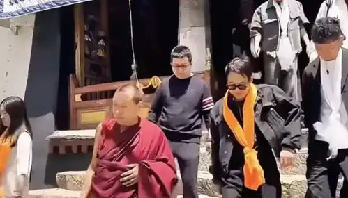  61岁李连杰和52岁韩红先后现身西藏,一个求佛一个做公益引热议