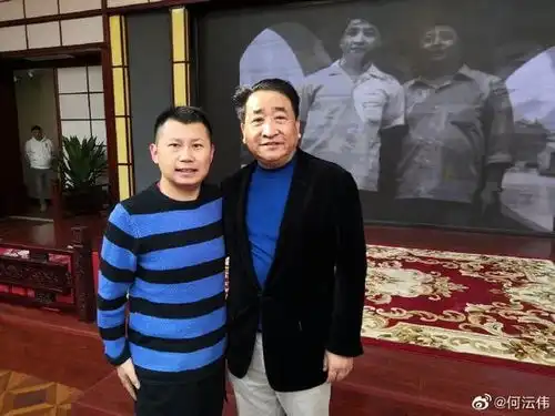  何云伟晒与姜昆合照,配图信息量太大,暗指郭德纲