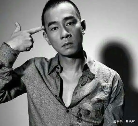  应采儿晒陈小春小学时照片,不愧是小小春他爹但春哥却已不认识