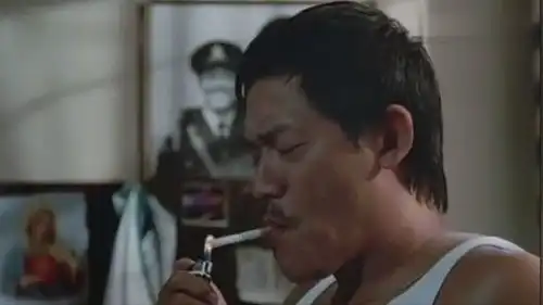  搞笑的叫人起床的方式,一根烟烧完把烟灰丢进打呼噜的嘴里