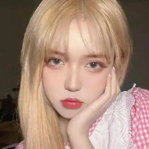  搞笑gif这小凳子一点都不结实,美女没有摔疼吧