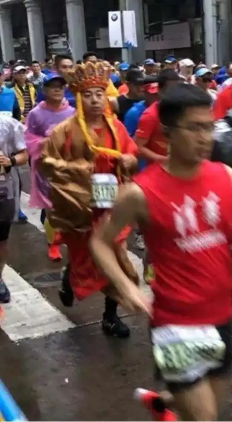  雨战上马前三名刚刚出炉,壮观感人搞笑的图片都来啦