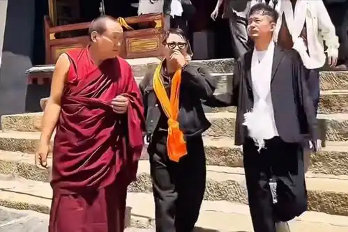  61岁李连杰拉萨求佛,幽默回应走不动传闻,现场被友人要求打太极